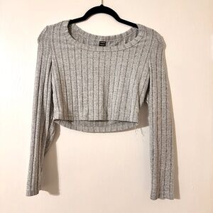 Solid scoop neck crop tee